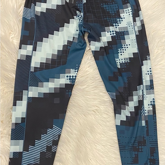 Women's NWT Adidas activewear legging - Picture 2 of 6